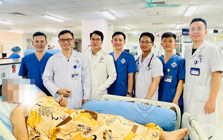Tập thể các bác sĩ tham gia điều trị chụp ảnh với người bệnh. (Ảnh: BVCC)