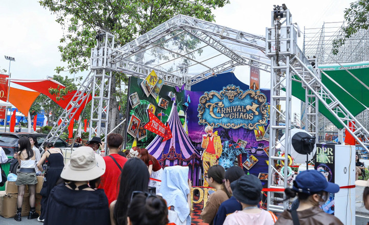 Nhiều fan âm nhạc đã chenk-in từ sớm, chờ đón đại nhạc hội 8Wonder.