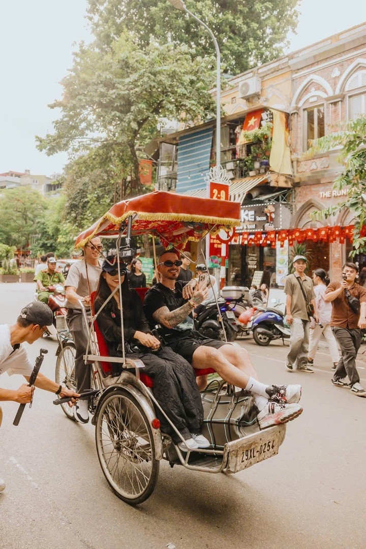 J Balvin chill chill phố phường Hà Nội trên xích lô. (Ảnh: FBNV)