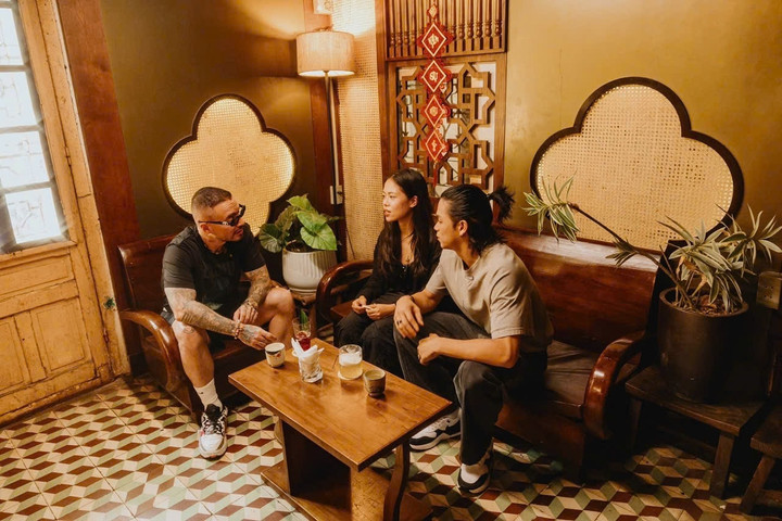 Nam ca sĩ thưởng thức cà phê Việt Nam. (Ảnh: FBNV)