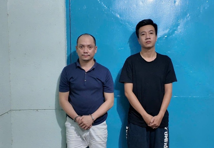 Hai kẻ cung cấp bóng cười cho các cơ sở kinh doanh ở Bùi VIện. (Ảnh: CACC)