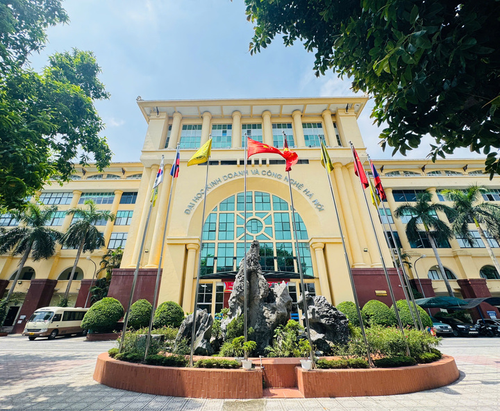 Trường ĐH Kinh doanh và Công nghệ Hà Nội công bố điểm trúng tuyển hệ đại học chính quy 2025 của 27 ngành đào tạo.