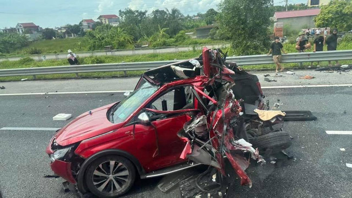 Ô tô con bị vò nát sau vụ va chạm.