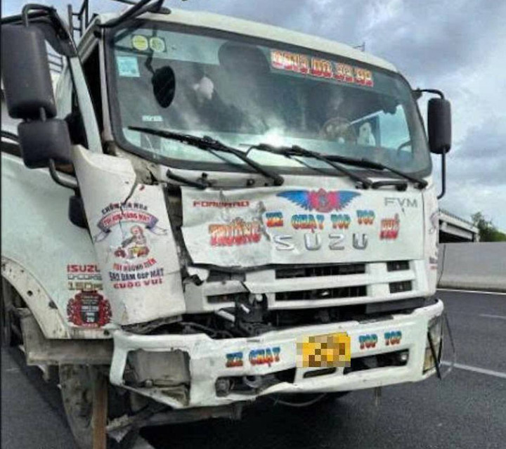 Ô tô tải trong vụ va chạm.