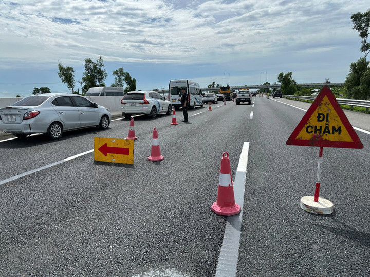 Lực lượng chức năng đặt biển báo, phân luồng giao thông gần hiện trường vụ tai nạn.