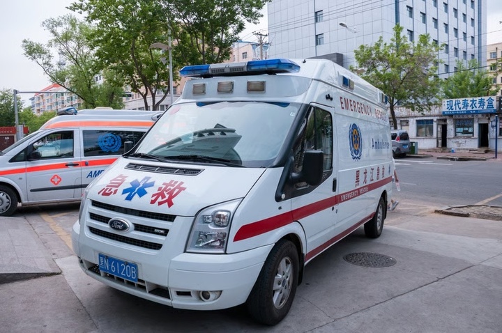 Một nhân viên khách sạn đã gọi xe cấp cứu sau khi vào phòng cùng Trang và phát hiện Chu nằm bất động trên giường. (Ảnh: Shutterstock)