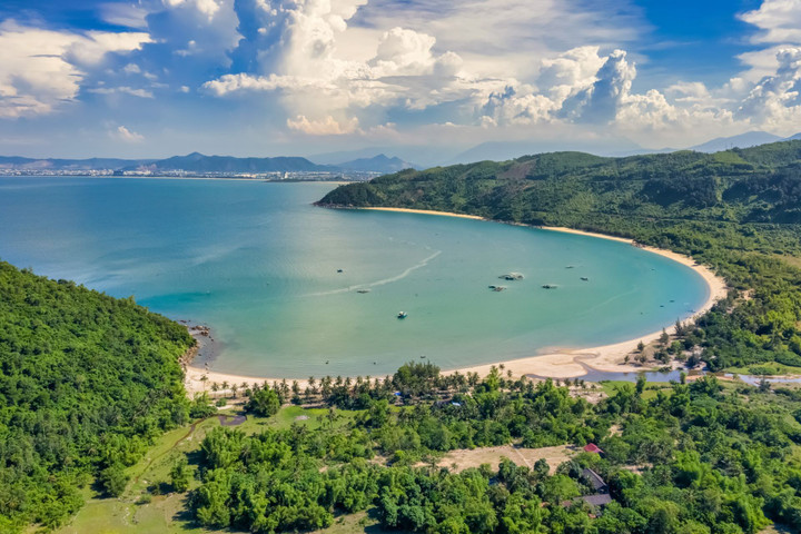 Khu phức hợp Du lịch và Đô thị Nghỉ dưỡng Làng Vân sở hữu vị trí tựa sơn hướng thủy hiếm có.