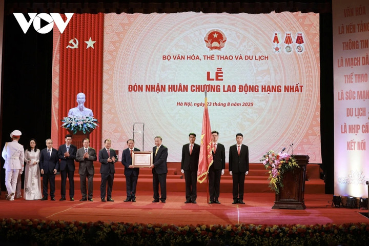 Ngành Văn hóa đón nhận Huân chương Lao động hạng Nhất