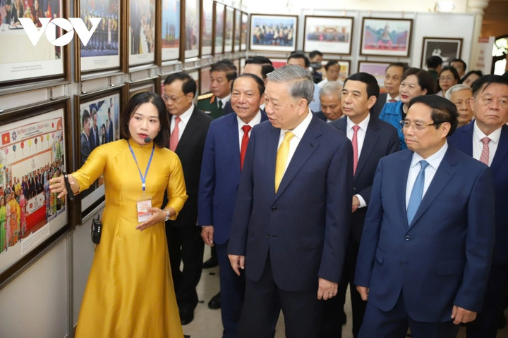 Tổng Bí thư Tô Lâm và Thủ tướng Phạm Minh Chính tham quan không gian trưng bày về các sự kiện Ngành văn hóa.