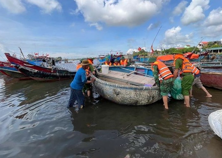 Lực lượng Bộ đội Biên phòng Quảng Trị đang giúp người dân đưa tàu thuyền về nơi neo đậu an toàn. (Ảnh: BĐBP Quảng Trị)