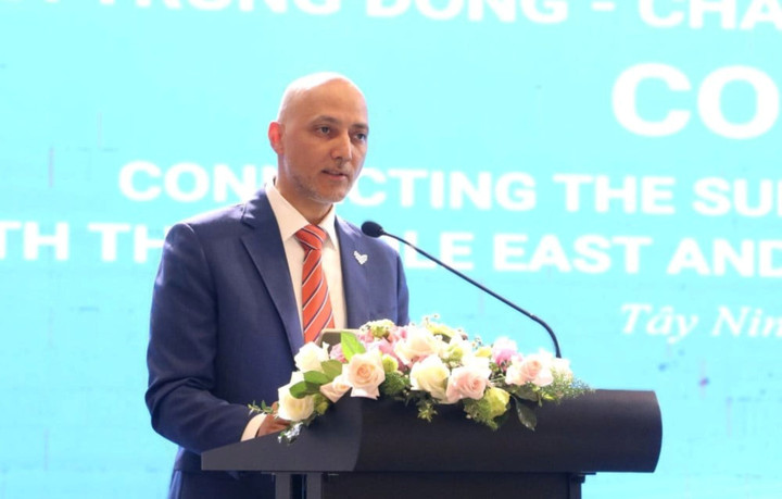 Đại sứ đặc mệnh toàn quyền Các Tiểu vương quốc Ả Rập Thống nhất tại Việt Nam Bader Almatrooshi phát biểu tại Hội nghị.