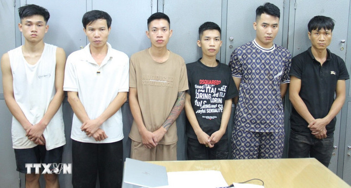 Nhóm lừa đảo bị bắt giữ tại cơ quan công an.
