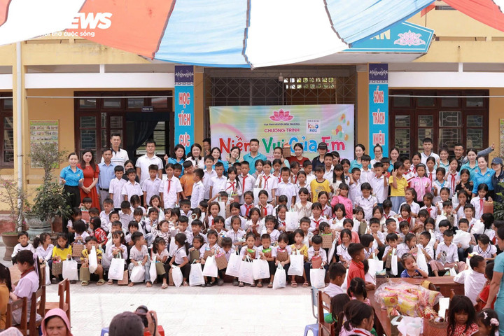 Chương trình "Niềm vui của em" là sự kiện thường niên của Câu lạc bộ Tình nguyện bốn phương do Lê Văn Khoa làm chủ nhiệm để mang những suất quà đến với trẻ em nghèo vùng cao.