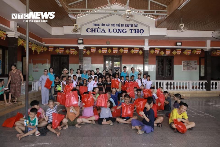 Lê Văn Khoa và Câu lạc bộ Tình nguyện bốn phương cũng luôn quan tâm dành những phần quá đến những trẻ em mồ côi, khuyết tật tại các trung tâm bảo trợ ở Huế.