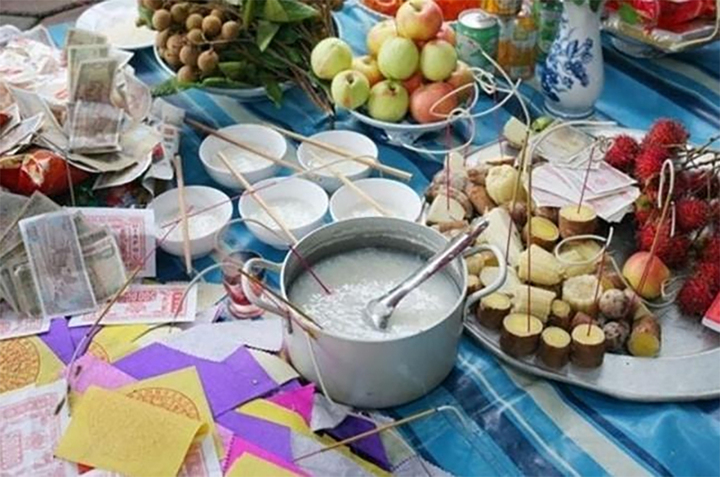 Mâm cúng cô hồn.