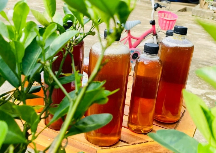 Thử ngay mẹo nhỏ với cốc nước để biết mật ong xịn hay pha đường