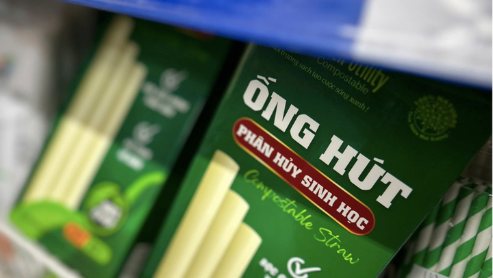 Hình ảnh sản phẩm ống hút phân hủy sinh học của HUNUFA được bày bán tại toàn bộ hệ thống siêu thị Co.opmart.