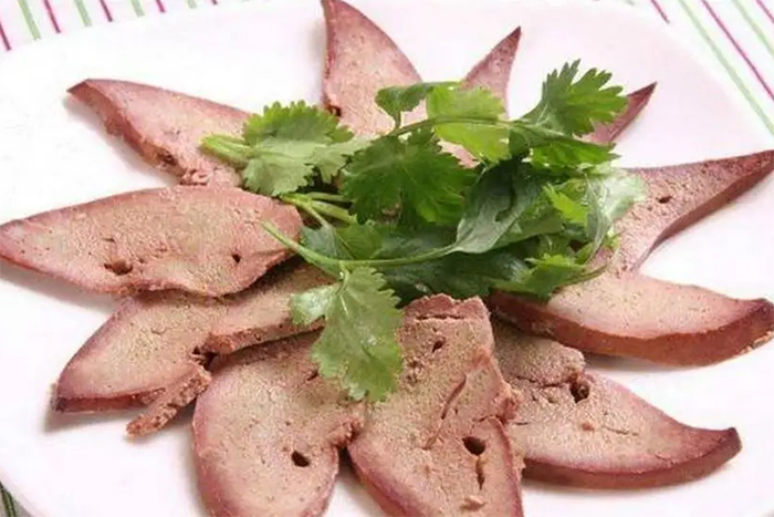Gan lợn mua về đừng rửa ngay với nước, làm cách này sẽ khử mùi hôi, sạch độc tố Gan lợn sẽ rất tốt nếu chúng ta biết cách ăn đúng. (Ảnh: Sohu)