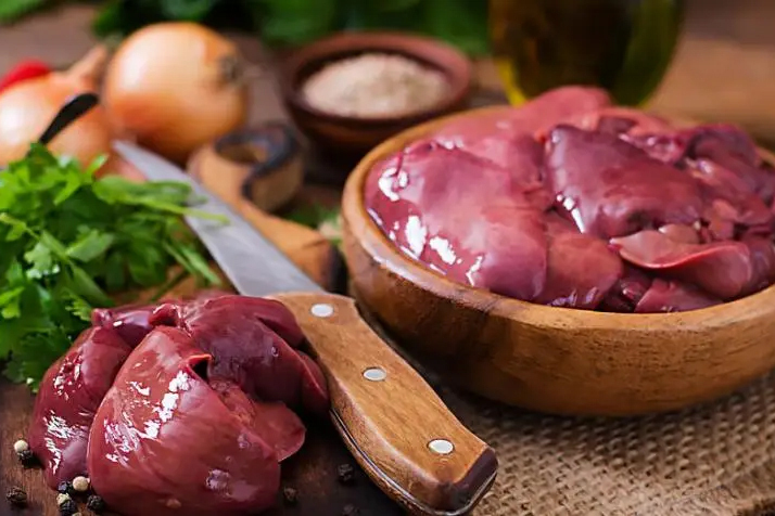 Gan lợn mua về đừng rửa ngay với nước, làm cách này sẽ khử mùi hôi, sạch độc tố Nên chọn gan từ những con lợn có kiểm dịch an toàn. (Ảnh: Sohu)