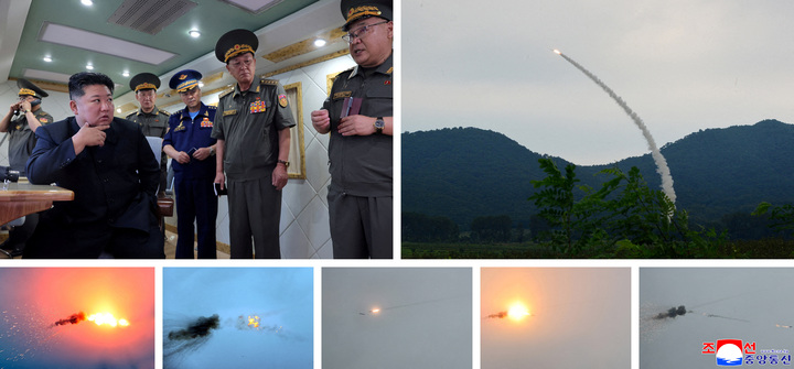 Một hình ảnh tổng hợp do KCNA công bố ngày 23/8 cho thấy cảnh bắn thử tên lửa phòng không và nhà lãnh đạo Triều Tiên Kim Jong-un cùng các sĩ quan Quân đội Nhân dân Triều Tiên, tại một địa điểm không xác định. (Nguồn: Reuters)