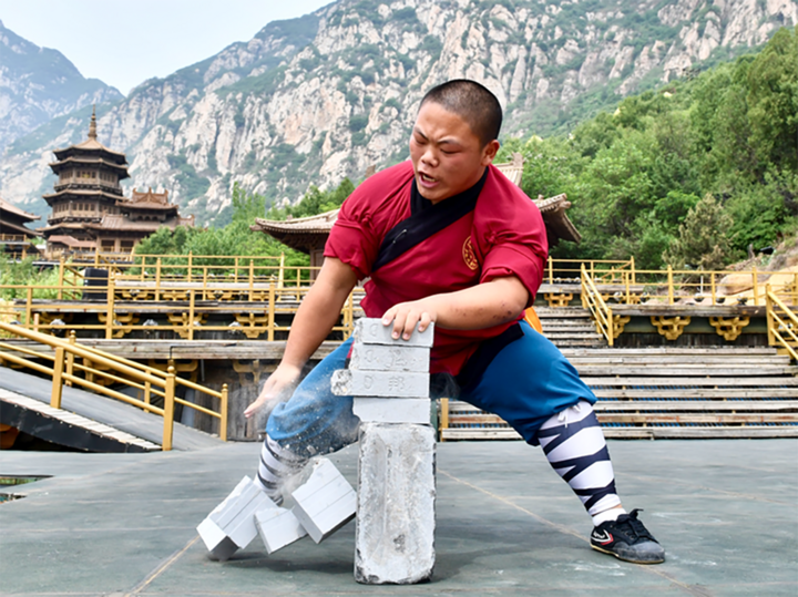 Cô Kiệt luyện Thiết Sa Chưởng nhiều năm nên có thể đập vỡ gạch