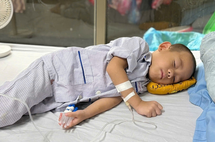 Gan, lá lách ngày càng to, bụng bé Hòa trướng lên, đau nhức liên tục vì biến chứng.