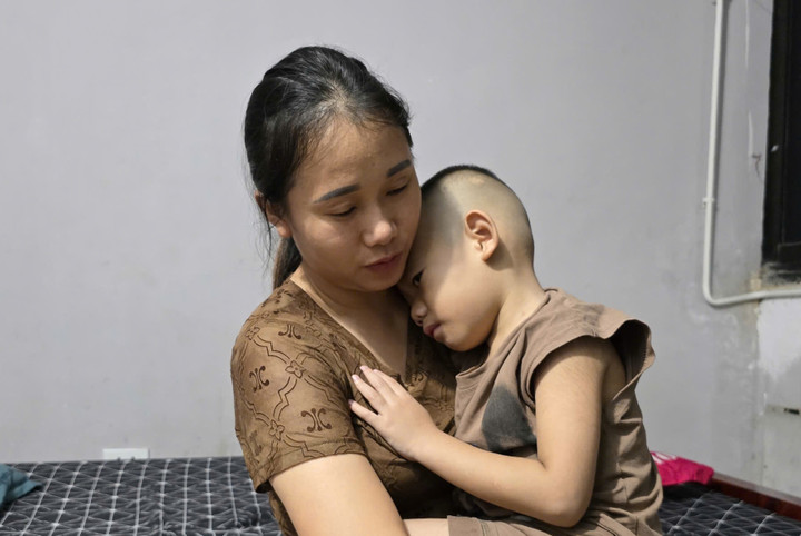 Bé Hòa đang sống trong những ngày tháng chông chênh giữa ranh giới sống – chết.