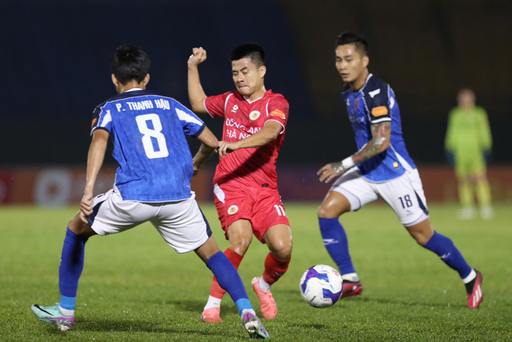 CAHN dâng cao đội hình, đồng nghĩa với việc có nhiều khoảng trống phía sau. (Ảnh: VPF)