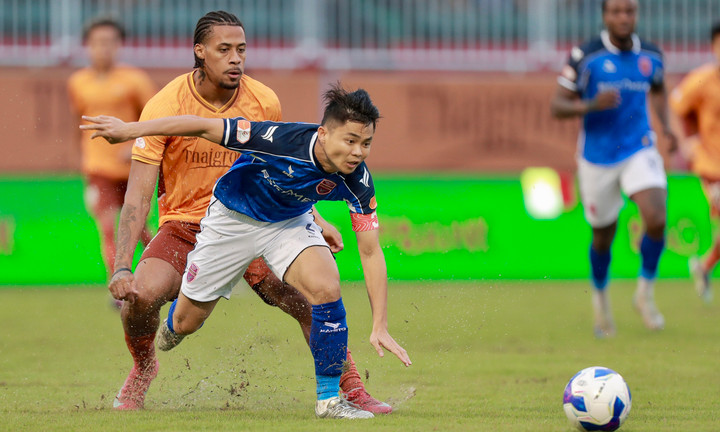 Becamex TP.HCM (áo xanh) thắng trận đầu tiên khi dùng tên mới. (Ảnh: VPF)