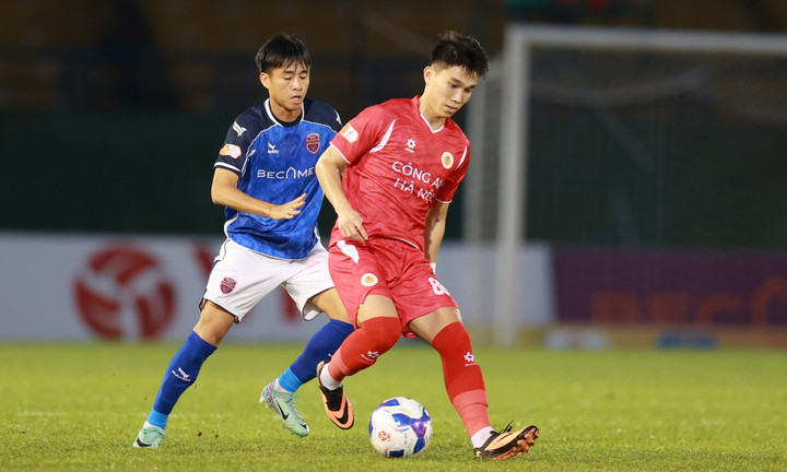 Becamex TP.HCM đeo bám đối thủ rất tích cực. (Ảnh: VPF)