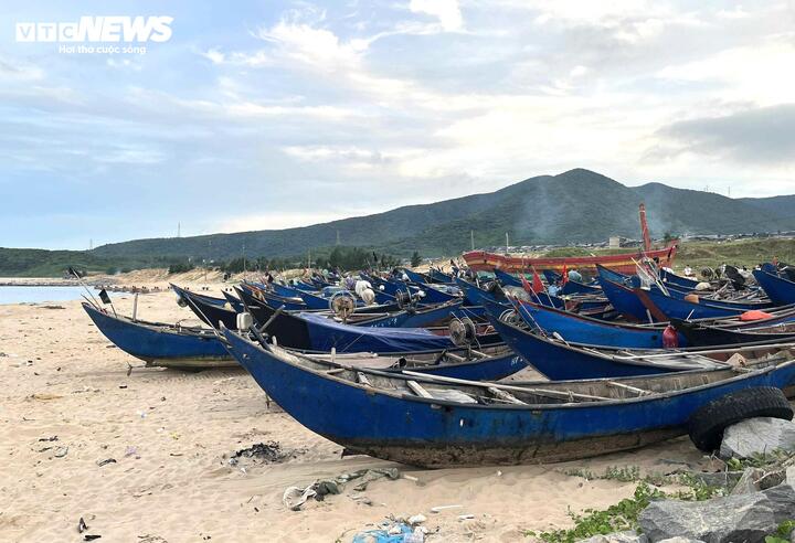 Tại Hà Tĩnh, dự báo từ đêm 24/8 đến ngày 26/8, trên địa bàn tỉnh có mưa to có nơi mưa rất to. Tổng lượng mưa các khu vực phổ biến 150 - 300mm, có nơi trên 500mm. Cảnh báo nguy cơ mưa có cường suất lớn với lưu lượng 200mm trong 3 giờ. Trước diễn biến phức tạp, Ban Thường vụ Tỉnh ủy Hà Tĩnh yêu cầu tất cả hệ thống chính trị tập trung cao nhất ứng phó bão số 5 và mưa lũ, hạn chế thấp nhất các thiệt hại.