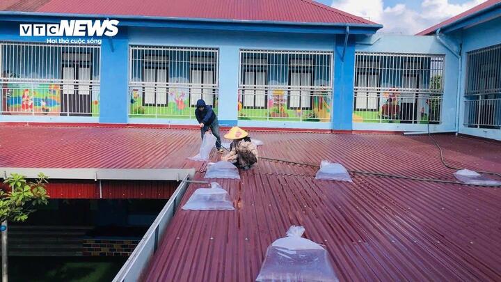 Ban Thường vụ chỉ đạo dừng các cuộc họp chưa cần thiết để tập trung công tác phòng, chống mưa, bão; tổ chức lực lượng trực ban 24/24 giờ tại các cơ quan, đơn vị để chủ động xử lý các tình huống có thể xảy ra.