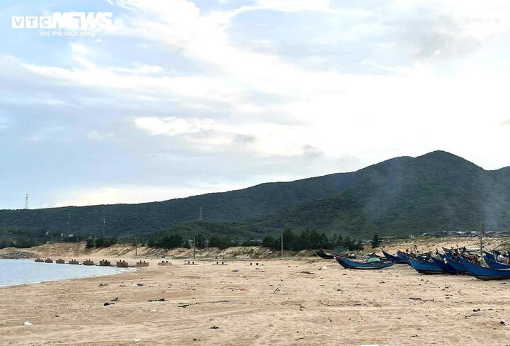 Ban Thường vụ Tỉnh ủy Hà Tĩnh yêu cầu các cơ quan, đơn vị, địa phương liên quan rà soát khu vực nguy cơ cao xảy ra lũ quét, sạt lở đất vùng núi, ngập úng vùng thấp trũng để kịp thời thông báo, hướng dẫn nhân dân chủ động ứng phó; bố trí lực lượng sẵn sàng di dời các hộ dân tại các khu vực nguy hiểm; kịp thời thông tin, khuyến cáo, hướng dẫn người dân đi lại trong khi có mưa lũ, bố trí lực lượng kiểm soát, điều tiết giao thông; không để người dân vớt củi, đánh cá ở khu vực nguy hiểm... nhằm đảm bảo an toàn tính mạng cho người dân.