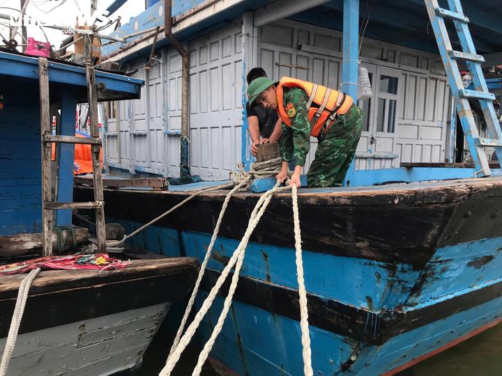 UBND thành phố ban hành kế hoạch dự trữ hàng hóa phục vụ phòng chống thiên tai, lụt, bão năm 2025, bao gồm: 20.000kg gạo, 4.000 thùng mì ăn liền, 2.000 đơn vị thực phẩm khô, 100.000 chai nước đóng chai (loại 500ml)…