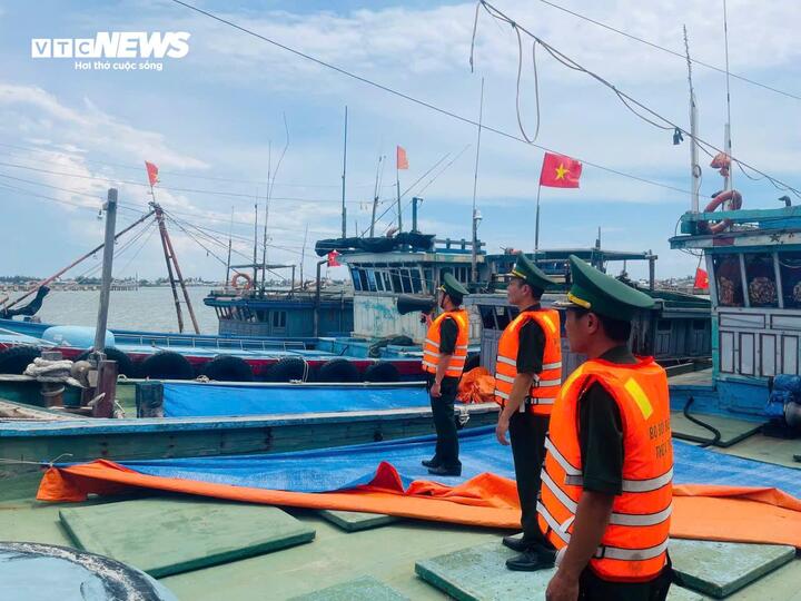 Lực lượng biên phòng tại TP Huế tất bật hướng dẫn tàu thuyền khẩn trương vào bờ tránh trú an toàn.