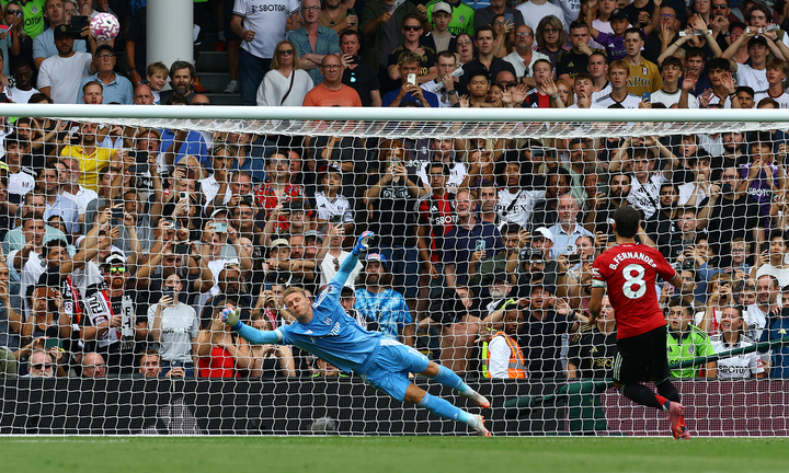 Bruno Fernandes đá hỏng phạt đền. (Ảnh: Reuters)