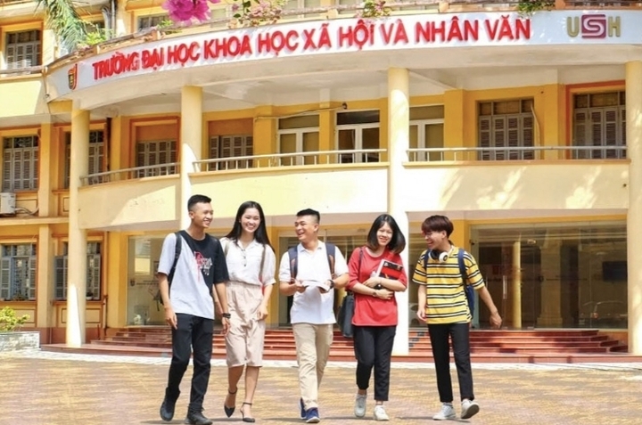 និស្សិតនៃសាកលវិទ្យាល័យវិទ្យាសាស្ត្រសង្គម និងមនុស្សសាស្ត្រ សាកលវិទ្យាល័យជាតិវៀតណាម ទីក្រុងហាណូយ។