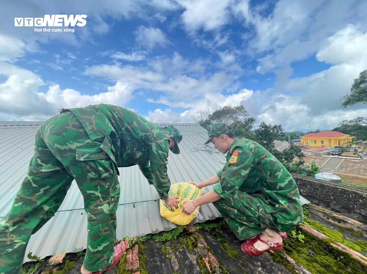 Từ hôm qua (23/8), lực lượng bộ đội biên phòng ra quân giúp dân chằng chống nhà cửa để đảm bảo an toàn khi bão số 5 đổ bộ.