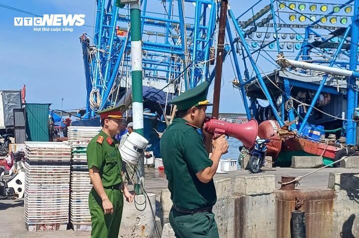 Lực lượng chức năng Quảng Trị hướng dẫn tàu thuyền neo đậu tránh trú bão.