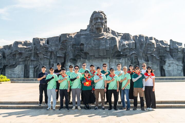 Các thành viên trong đoàn thăm Tượng đài Mẹ Việt Nam anh hùng, bày tỏ lòng biết ơn đối với những người mẹ anh hùng bất khuất, kiên cường vì nền độc lập, tự do của Tổ quốc.