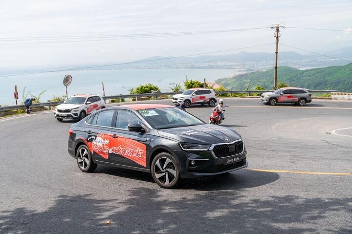 Slavia là dòng xe dựa trên cơ sở nền tảng MQB A0 IN của tập đoàn mẹ Volkswagen Group. Tất cả các phiên bản Slavia đều dùng chung động cơ xăng tăng áp 1.0L, công suất 115 mã lực, mô-men xoắn 175Nm.