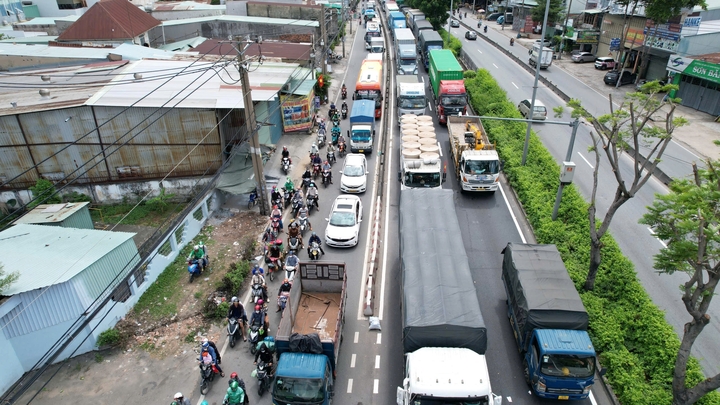 Vụ tai nạn khiến đường Đỗ Mười kẹt xe kéo dài hơn 2 km. (Ảnh: B.L)