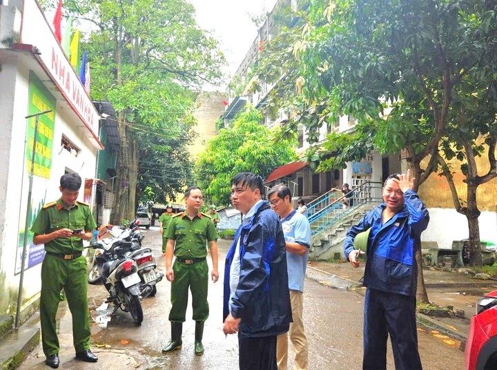 Cán bộ phường Thành Vinh (tỉnh Nghệ An) đến vận động, yêu cầu người dân di dời để đảm bảo an toàn trước bão số 5