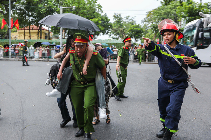 Phát hiện cô gái 20 tuổi bị ngất xỉu, Đại úy Nguyễn Ngọc Hòa, Công an phường Sơn Tây nhanh chóng tiếp cận, đưa cô gái vào nơi râm mát, trấn an tinh thần và gọi y tế hỗ trợ.