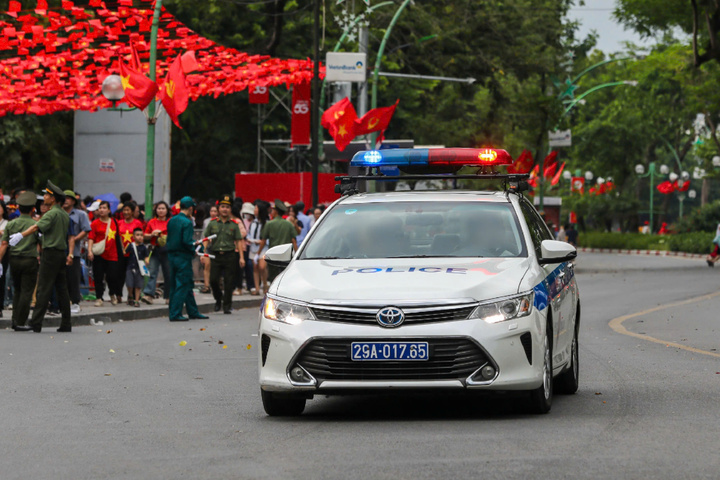Trong quá trình làm nhiệm vụ phân luồng giao thông phục vụ buổi tổng hợp luyện, cán bộ, chiến sĩ Đội CSGT đường bộ số 1, Phòng CSGT Công an thành phố Hà Nội dùng xe đặc chủng hỗ trợ, mở đường đưa một cháu bé ốm nặng, có biểu hiện co giật đi cấp cứu.