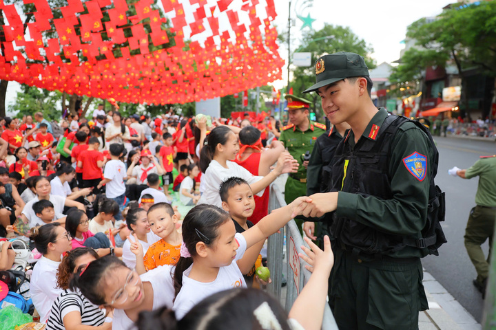 Trước giờ diễn ra buổi tổng hợp luyện, chiến sĩ cảnh sát cơ động giao lưu cùng các em nhỏ.