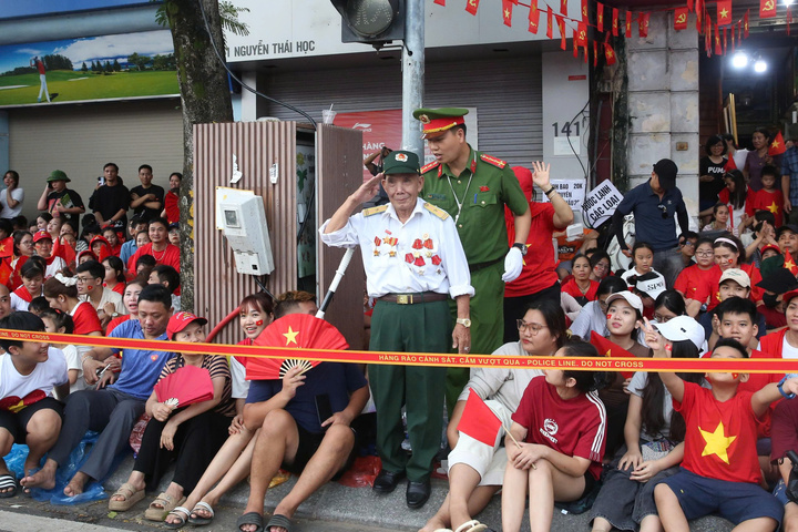 Cán bộ công an len lỏi vào đám đông, đưa cựu chiến binh lớn tuổi đứng ở vị trí thuận lợi để theo dõi trọn vẹn buổi tổng hợp luyện diễu binh, diễu hành.