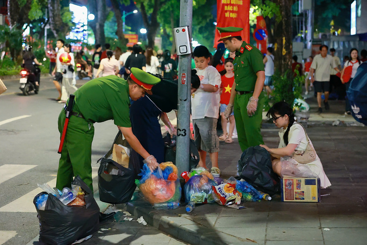 Ngoài việc đảm bảo an ninh trật tự, phân luồng giao thông tại các khu vực trọng điểm phục vụ sự kiện, các lực lượng Công an Hà Nội còn hướng dẫn tìm đường, hỗ trợ y tế khẩn cấp, đến chăm sóc, đưa đón những trường hợp đặc biệt, để Nhân dân yên tâm tham gia và tận hưởng không khí sự kiện an toàn, văn minh.