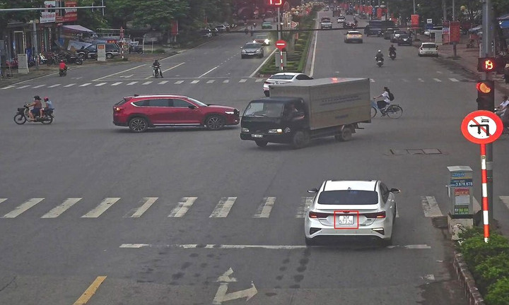 Xe ô tô vi phạm tín hiệu đèn giao thông tại ngã tư Xương Giang- Vương Văn Trà, phường Bắc Giang, tỉnh Bắc Ninh. (Ảnh Công an Bắc Ninh).