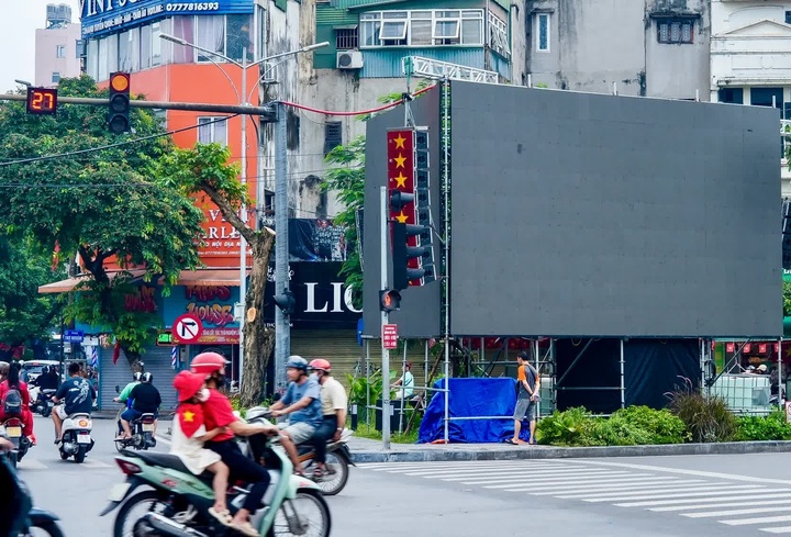 Màn hình LED cỡ lớn được lắp đặt tại các tuyến phố chính. (Ảnh: Kinh Tế & Đô Thị)
